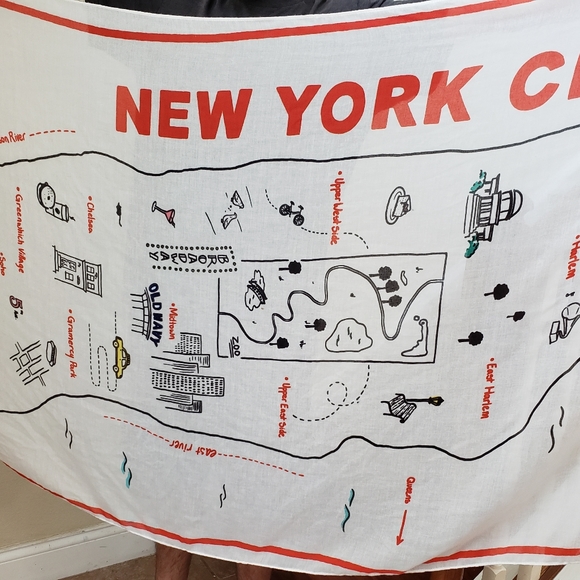Old Navy New York City Printed Wrap Shawl, Rayon, 71" x 39" Good used condition - Picture 3 of 6